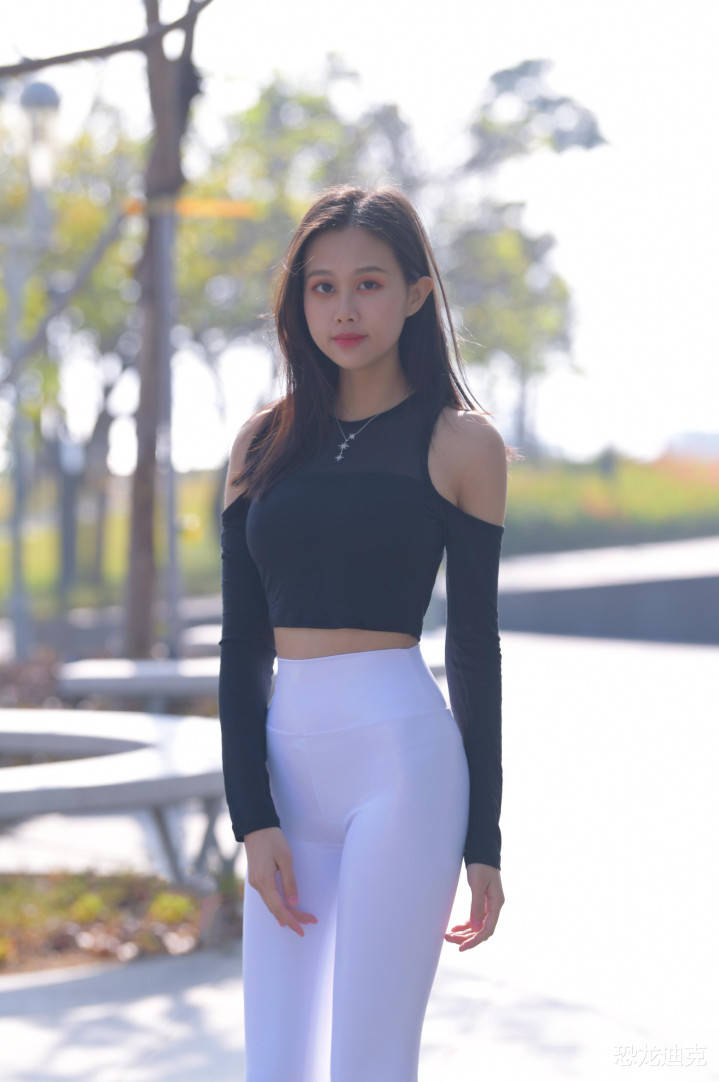 穿着瑜伽裤秀身材 性感美丽格外亮眼