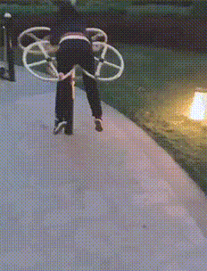 是摆设还是让人家玩的车都压扁了,人还没事,兄弟的命真够硬的美女你这