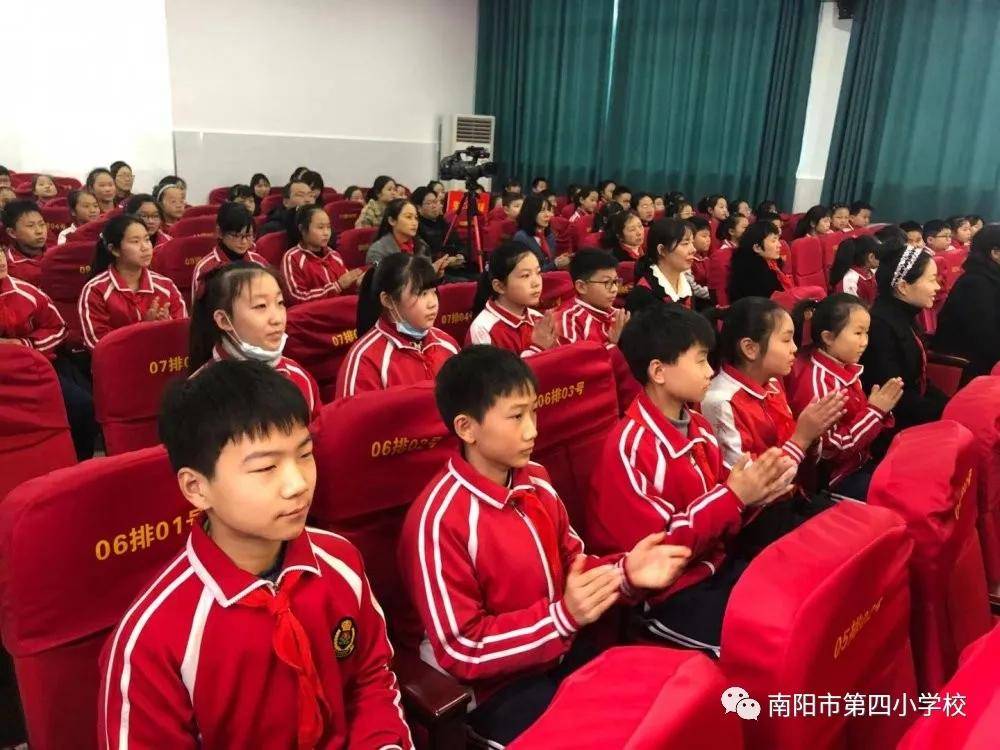 南阳市卧龙区教体局少先队总辅导员李娟同志;南阳市第四小学校校长张