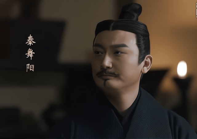 这位出场时在太子丹夜宴上夸夸其谈的秦舞阳发型整齐,面容圆润,温文