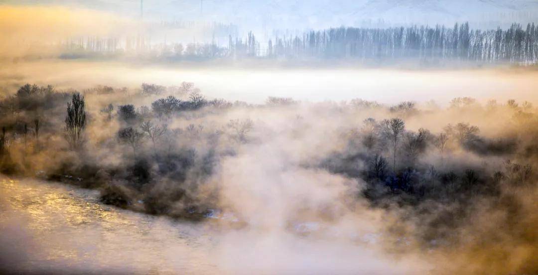 尼勒克县：喀什河谷云烟氤氲 雾凇晶莹