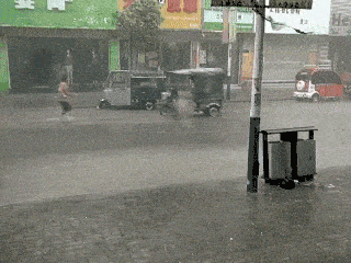 搞笑gif段子:无人驾驶比有人驾驶跑的还快,大妈你赶紧