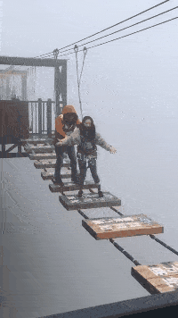 搞笑gif段子:大妈,你这样摇啊摇的,真的可以前进吗