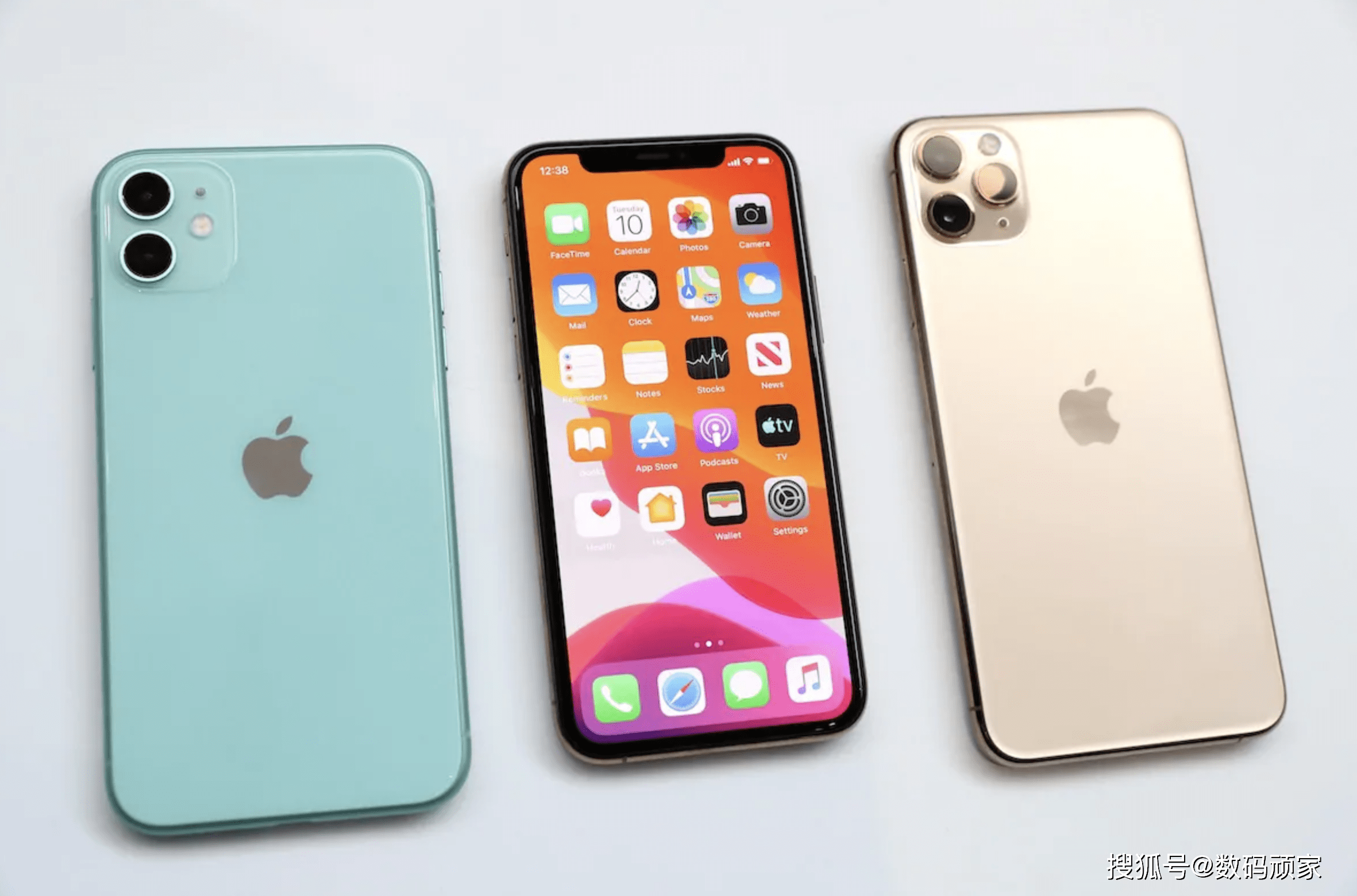 iphone 11的这款手机正面采用的是全面屏加刘海的设计,这个设计苹果