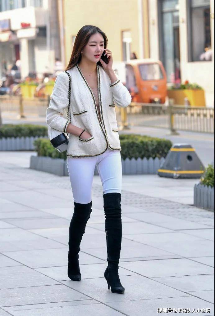 街拍:北京街头时尚美女,紧身裤搭配马靴,苗条身材秀出完美曲线_手机