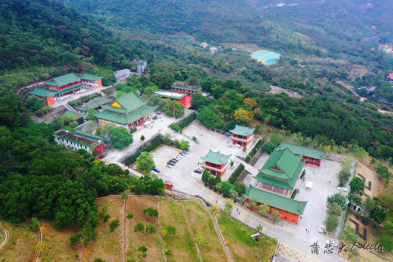 鸡鸣寺俗称半岭庵,位于汕尾海丰县北部,即莲花山,银瓶山交界的鸡心山