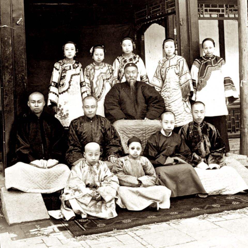 记载,李鸿章一生共有4房子妻妾,赵小莲之后还有侧室莫氏和侍妾冬梅