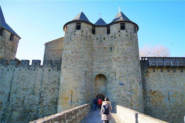 欧洲最大的城堡位于法国这座工业城市，军事要塞成了世界文化遗产