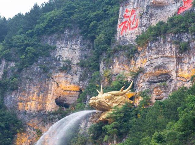 贵州的一个小县城，耗资百万在悬崖造“水龙头”，众多游客参观