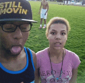 搞笑gif段子:当美女和小哥哥玩划拳输了时,小哥哥你这么做活该你单身