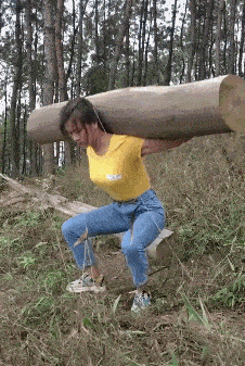 图片[1]-GIF搞笑段子：妹子，那个木头就做深蹲，健身就是随时随地的动起来！-妖次元