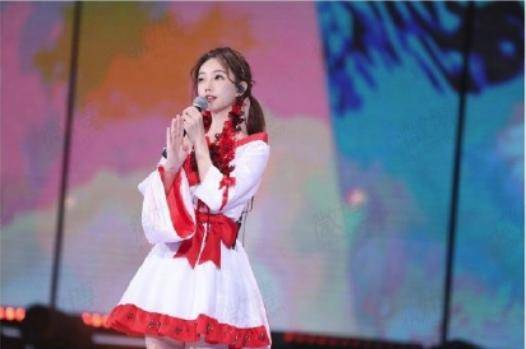 冯提莫与泠鸢同台演唱获好评网友纷纷表示跨年晚会歌曲听不够