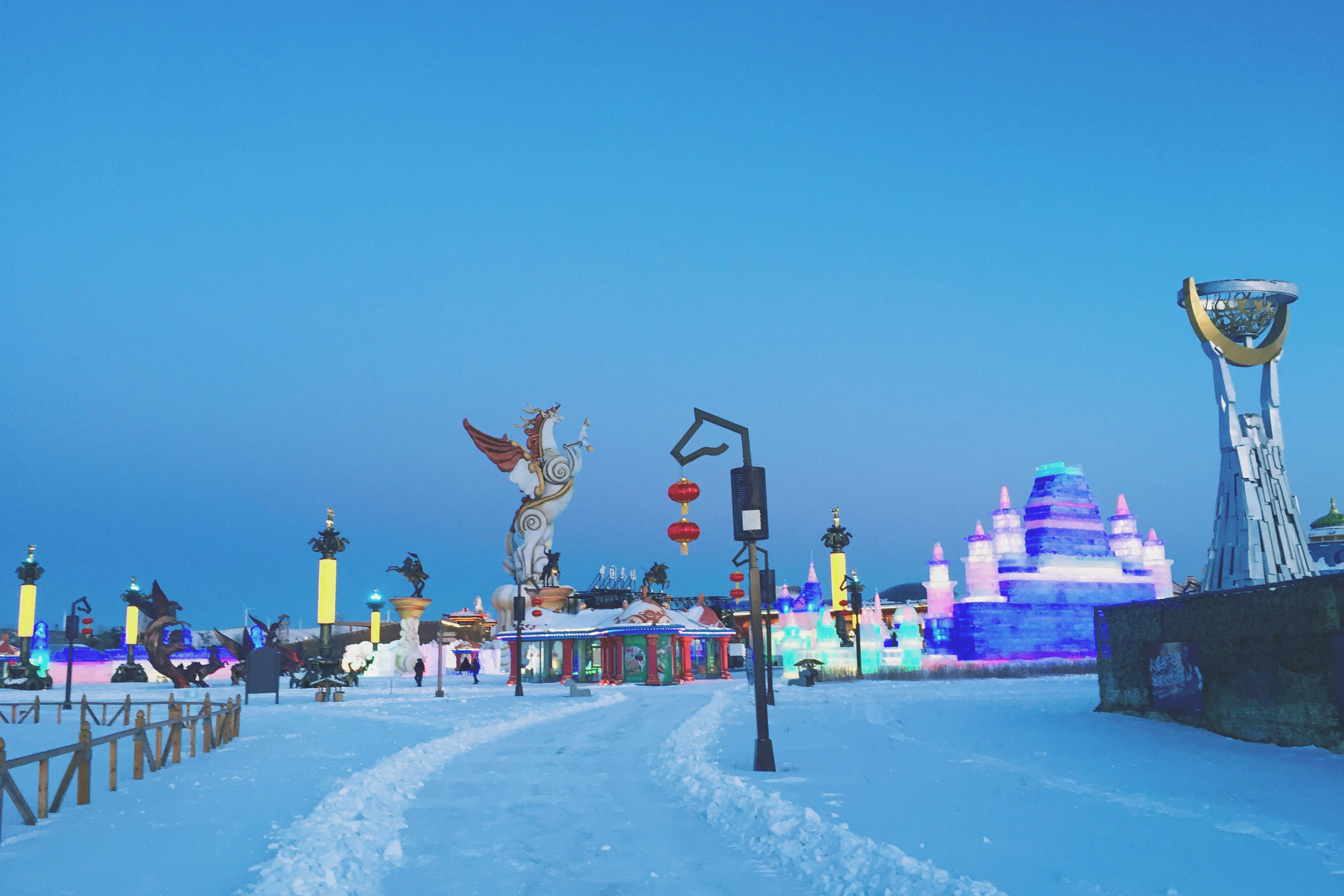 越冷越嗨，中国马镇旅游度假区冰火节，赏雪玩雪、看烟花、触摸马文化