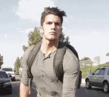 小伙子逛图书馆,在