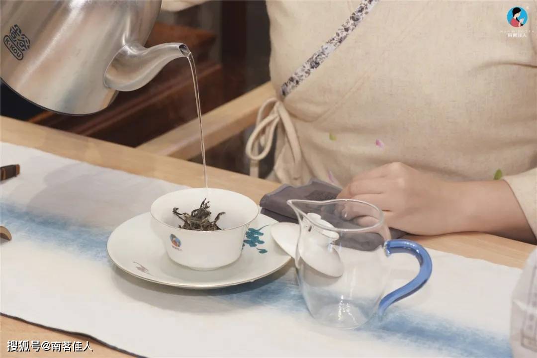 原创品茶最美的意境:于一盏茶中遇见曼妙茶香!