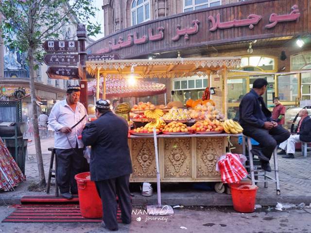 南疆的这个夜市，汇聚各种当地美食，非常有生活的气味