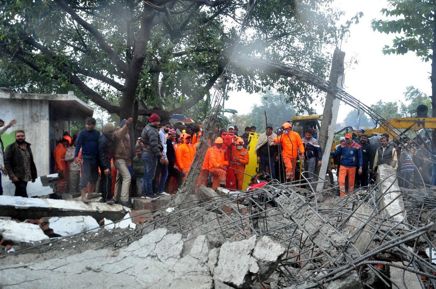 印度北方邦一火葬场楼顶坍塌 已造成17人死亡