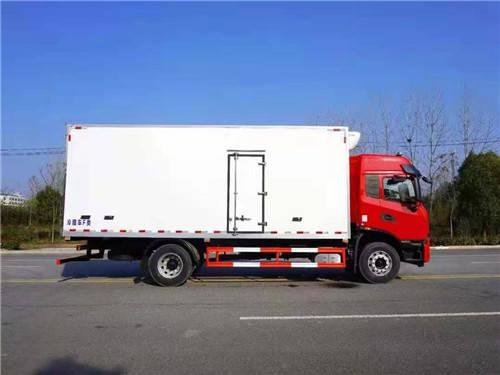 东风天锦kr高顶双卧肉钩冷藏车国六排放,程力冷藏车,一步领"鲜"