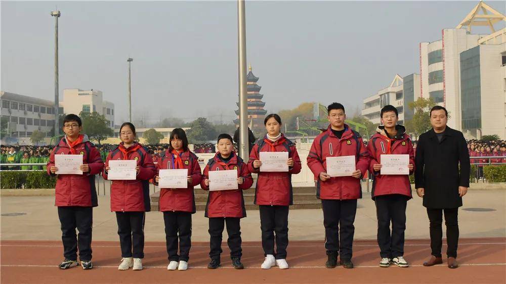 文通中学举行跑操比赛暨12月份"德育先进班级"学习优胜班级"颁奖仪式