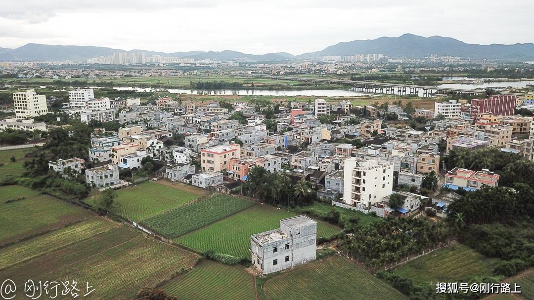 航拍海南农村，独栋乡村别墅，依山傍水风景好