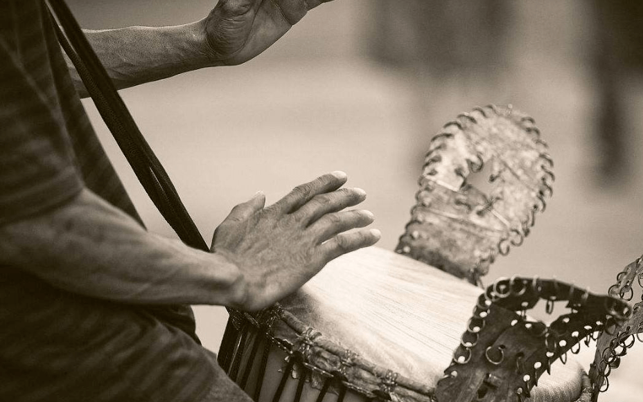 对于手鼓的调音要求一般来说,市面上现卖手鼓的为了防止鼓面爆裂都