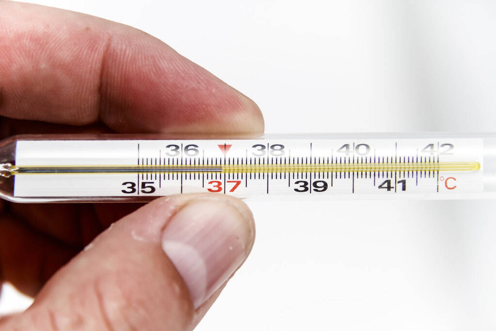 首先第一项工作,就是要用温度计测量一下自己的体温