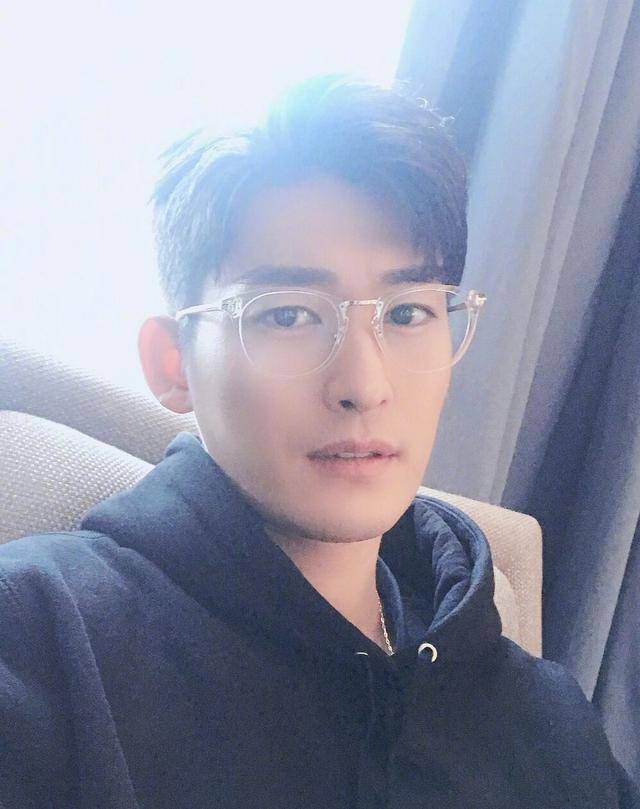 张翰与鞠婧祎牵手拥抱还摸头?粉丝:这颜值他