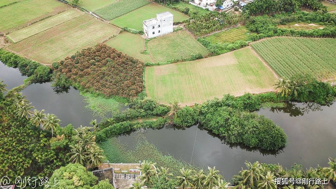 航拍海南农村，独栋乡村别墅，依山傍水风景好