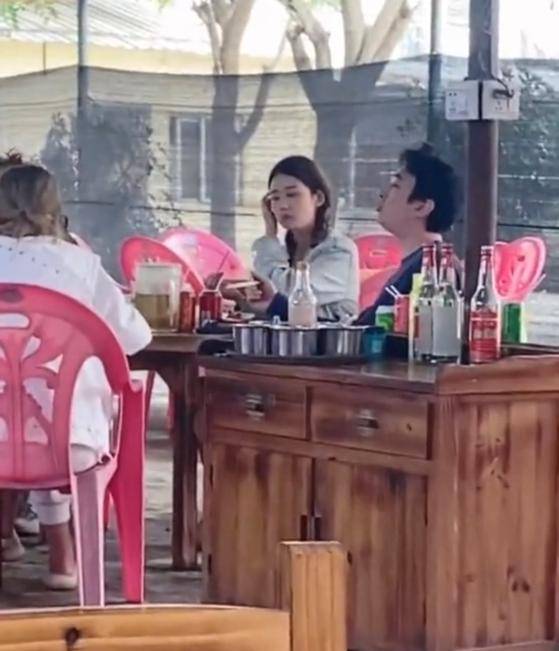 王思聪带4美女吃路边摊,头发成鸟窝,寒风中大