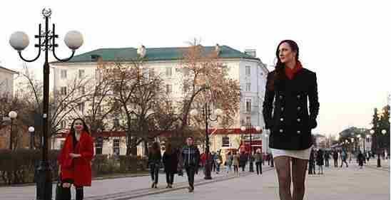 
29岁俄罗斯女人, 1米32的大长腿很是迷人, 破世界纪录_亚博全站APP官网登录(图1)