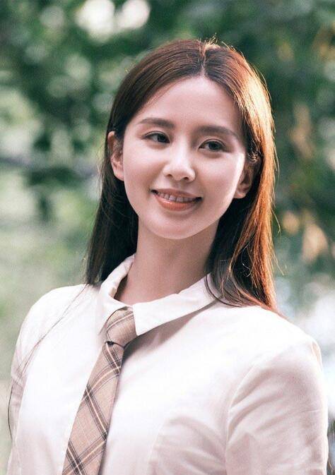 刘诗诗杂志封面曝光,穿长裙漏整块美背,微侧脸庞令人心动