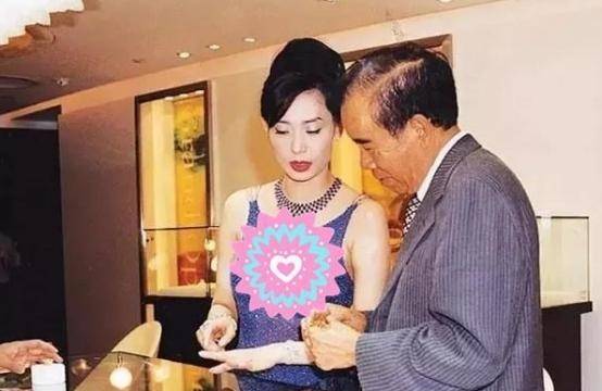 邝美云没有吵闹,也没有回头,一甩袖子直接离开了郑家.