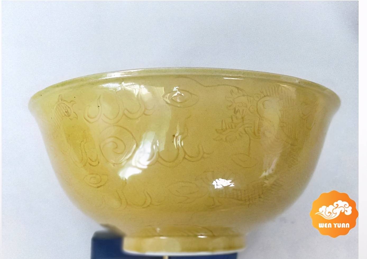 中国古美術品　黄釉暗刻龍文皿「大清康熙年製」記年款 中国古美術品 黄釉暗刻龍文皿「大清康熙年製」記