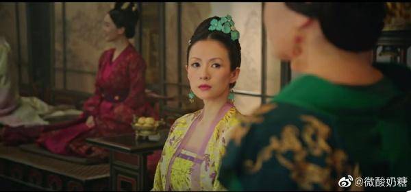 汪峰晒全家陪章子怡拍戏,在角落为醒醒搭游戏