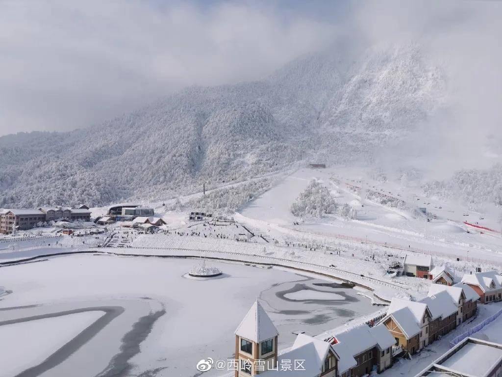 西岭雪山积雪厚度超1米今日近百辆旅游大巴从家门口一站式直达雪山