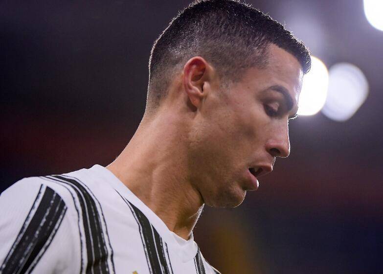 低迷？ 克里斯蒂亚诺·罗纳尔多（Cristiano Ronaldo）在禁区内射门，只有4次触球和风骚传球才是真正的力量