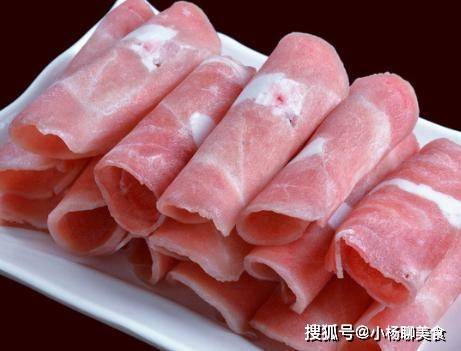 孜然羊肉片的做法: 备用食材:现切羊肉卷200克,孜然适量,红椒1个