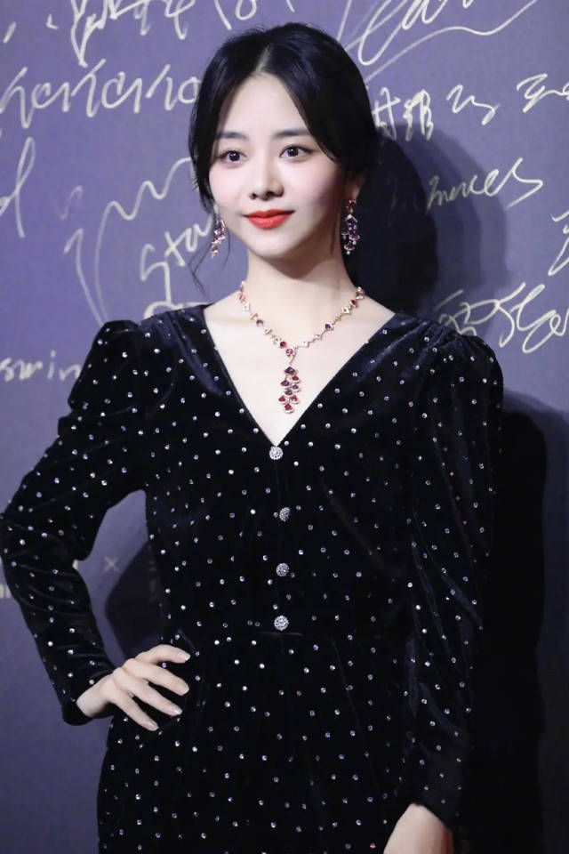 李菲儿穿丝绒外套优雅迷人 v领风格秀美肩 减龄刘海是