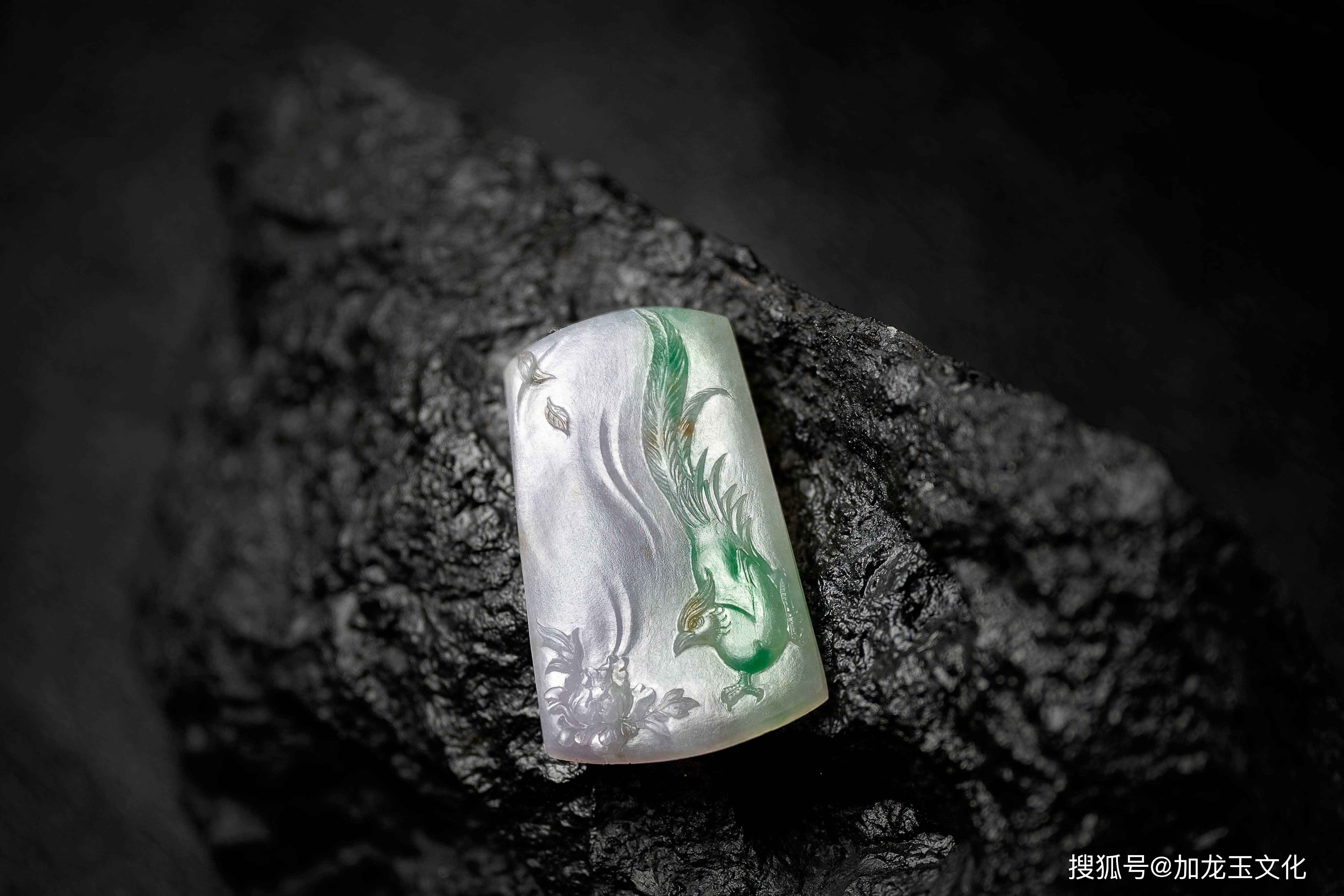 俏色巧雕的玉雕艺术《锦上添花》