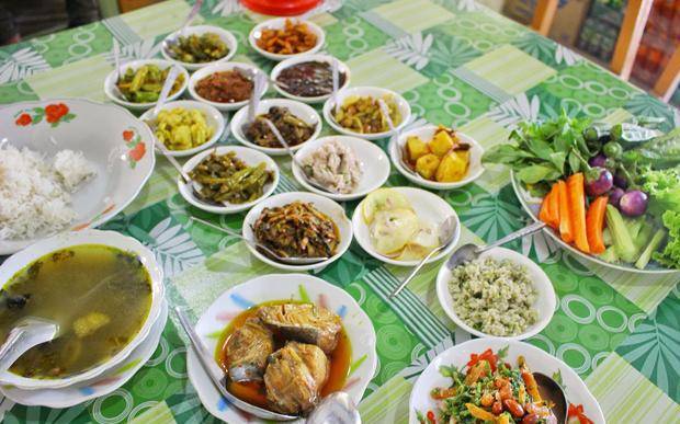 原创缅甸那些神奇的美食,几个人共享一根肠子,绿茶米饭拌沙拉!