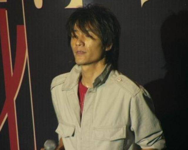 原创父亲是北大教授而他仅仅是高中学历做歌手出道多年不缺资源
