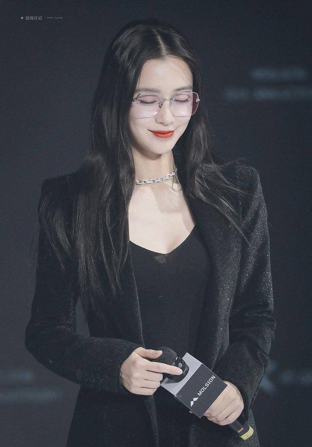 angelababy蔡徐坤同框:baby一身黑色深v内搭超贵气,蔡徐坤银发配墨镜