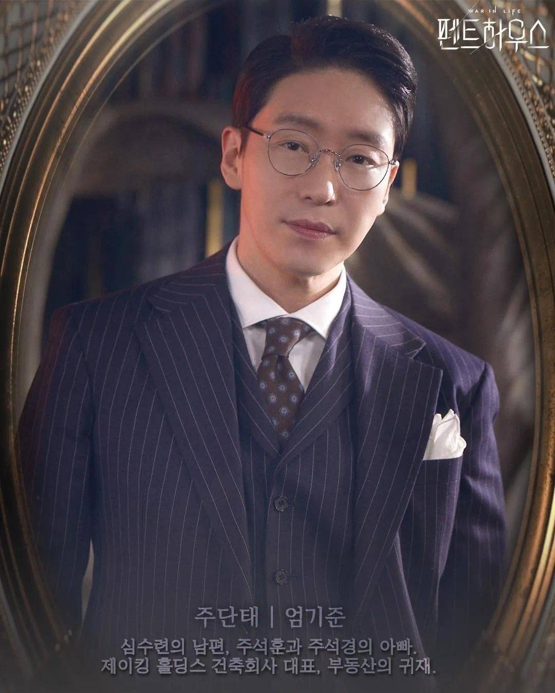 男二号河尹哲(尹仲勋 饰)是财团医院里的外科医生,只为财阀服务.