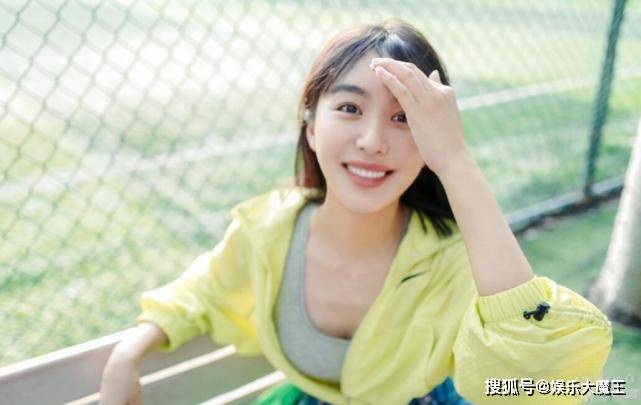 继微博评论被沦陷后，李菲儿广场半夜又被屠，