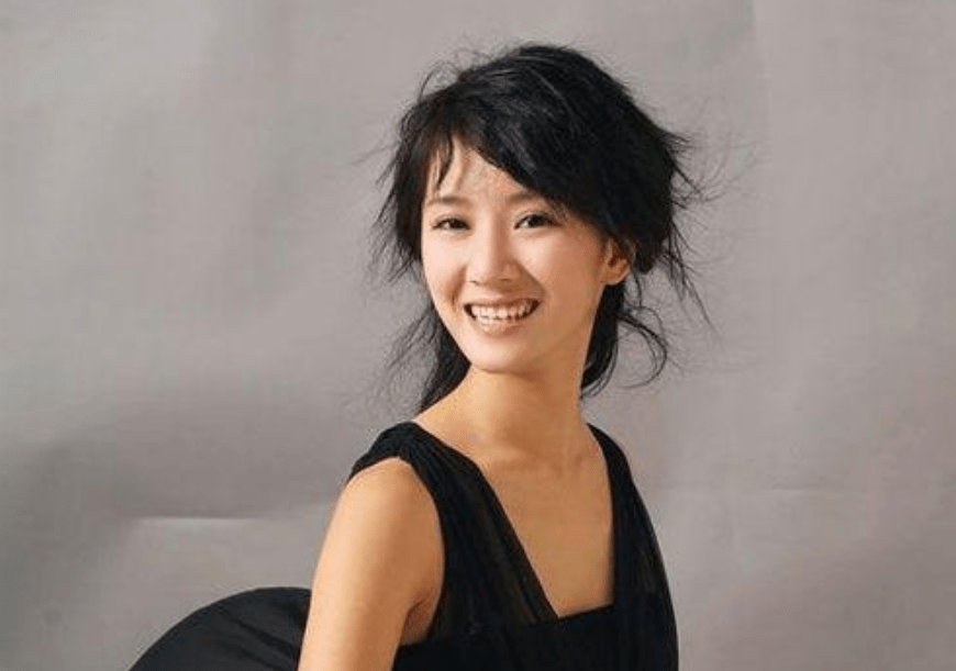 其实这是一个人才配美女的故事.