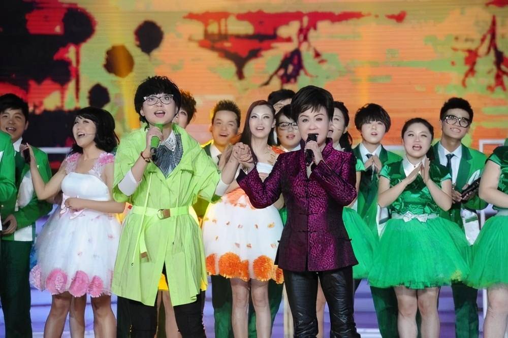 李谷一和圈中好友刘晓庆韦唯毛阿敏张学友费玉清的合影