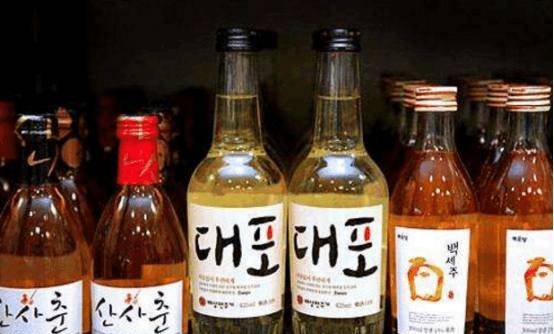 中国游客在韩国街头买了一瓶酒，听导游一句话立马把整瓶酒扔掉