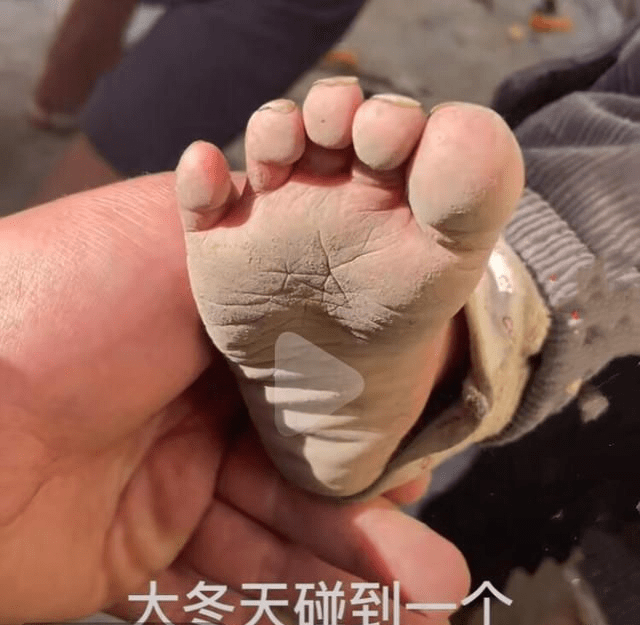 原创2岁没妈男孩大冬天光着脚奶奶太想妈了就让姑姑抱抱他