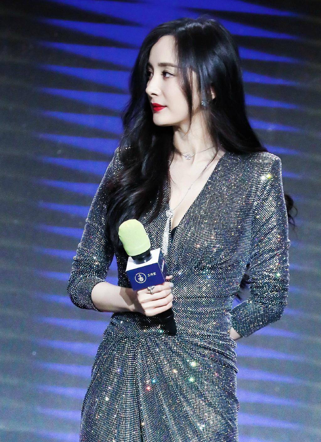 继迪丽热巴后杨幂再出舞台神图,侧身照身材好到爆,走路带风吸睛迷人
