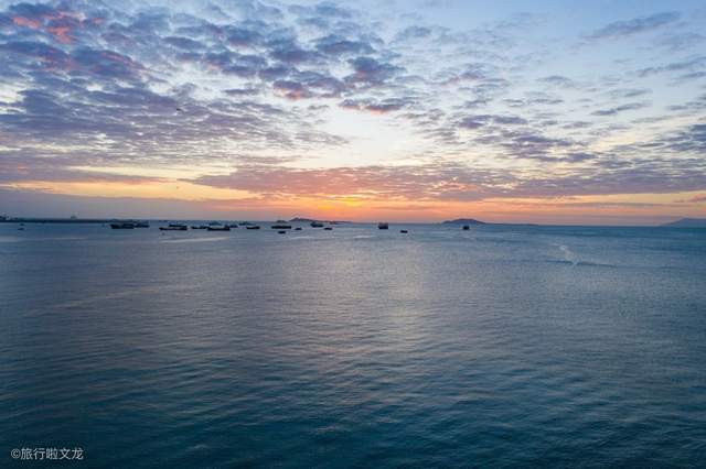 日落时分上帝的视角，航拍三亚湾遥望凤凰岛，竟是这样的美